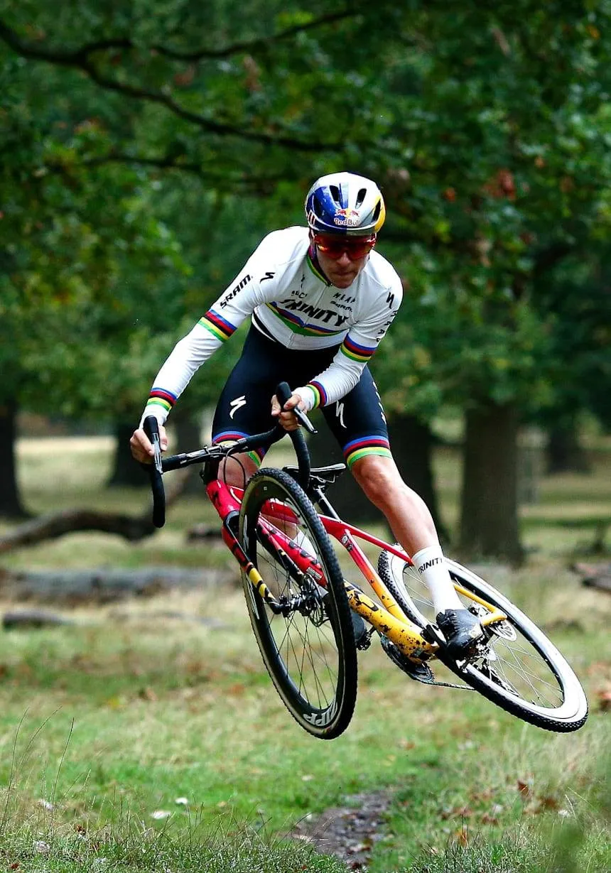 Ineos Grenadiers - Chiếc áo quá khổ cho Tom Pidcock? ảnh 2