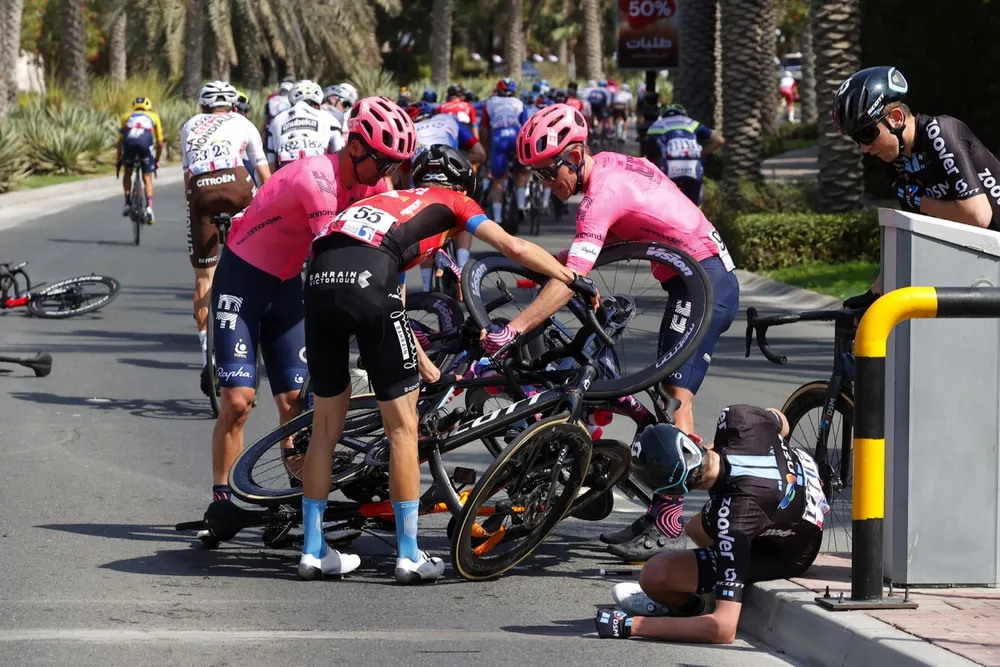 Áo đỏ tổng sắp Tadej Pogacar bị phạt vì ‘tiểu xảo’ của đồng đội khi rút đích ảnh 2