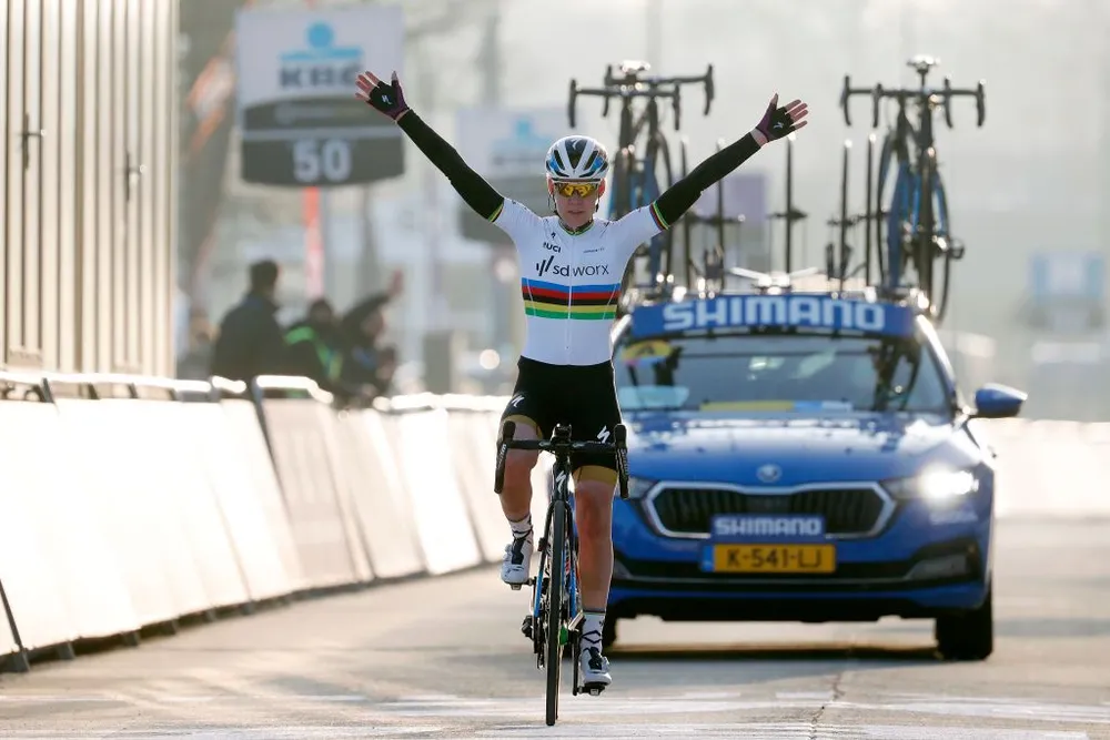 Anna van der Breggen một mình về đích. 