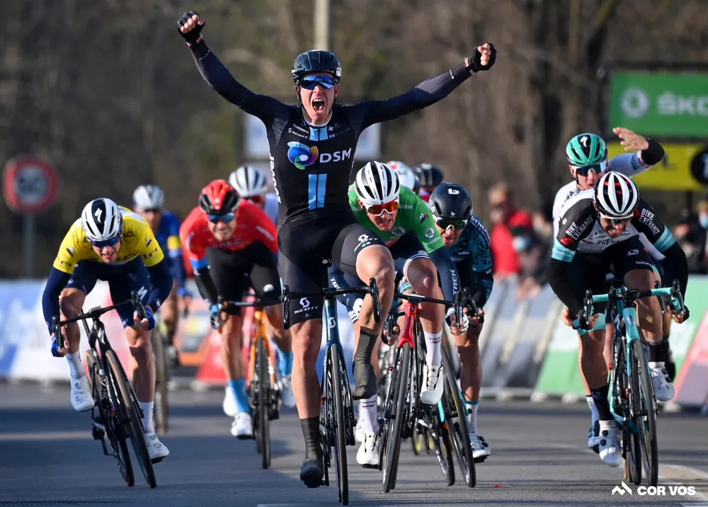 Cees Bol mừng chiến thắng