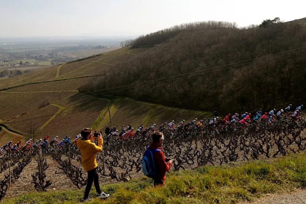 Chinh phục 7 ngọn đèo, Primoz Roglic xé áo vàng giải xe đạp Paris – Nice của Stefan Bissegger ảnh 1