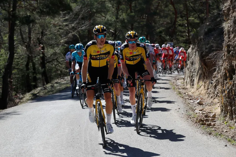 Primoz Roglic quá mạnh trên đường đèo để lần thứ 3 thắng chặng bảo vệ Áo vàng, Áo xanh giải xe đạp Paris – Nice ảnh 1