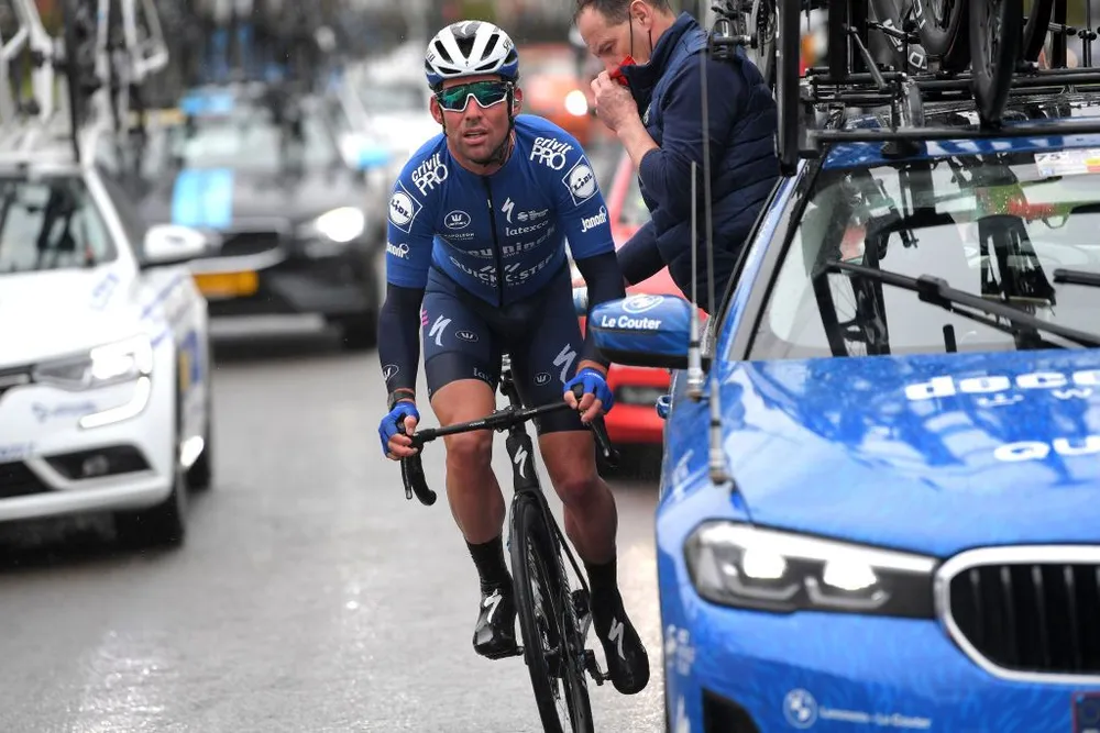 Tay đua nước rút lừng danh Mark Cavendish gặp nạn ở Nokere Koerse 2021 ảnh 1