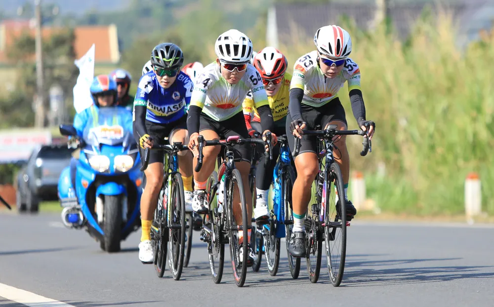 Nguyễn Thị Thi và Thu Mai bứt phá trên đường đèo. 