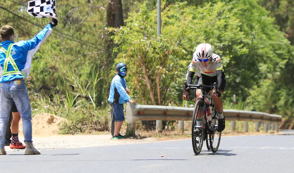 Các cô gái Tập đoàn Lộc Trời đòi lại tất cả danh hiệu ở chặng đèo Prenn ảnh 2