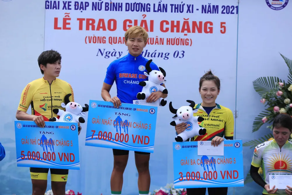 Áo xanh Nguyễn Thị Thật trên bục nhận thưởng