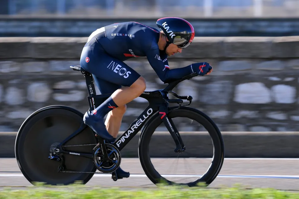 Khó tin: Tay đua Kwiatkowski vẫn thi đấu vì không biết bị gãy xương sườn ảnh 1