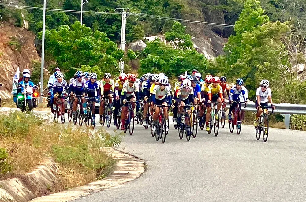 Áo vàng Thu Mai lấy thêm Áo đỏ “Nữ hoàng leo núi” giải xe đạp nữ Biwase 2021 ảnh 1