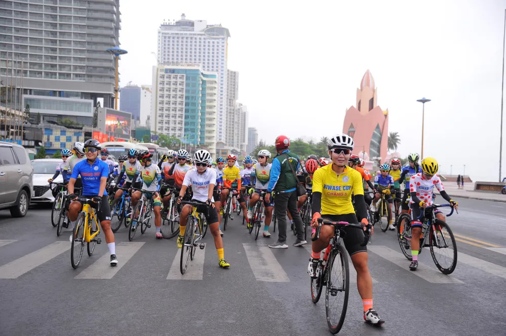 Áo vàng Thu Mai lấy thêm Áo đỏ “Nữ hoàng leo núi” giải xe đạp nữ Biwase 2021 ảnh 2