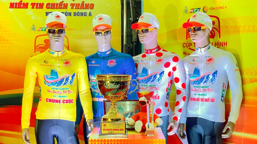 Các chiếc Áo danh giá của giải. Ảnh: HOÀNG HÙNG