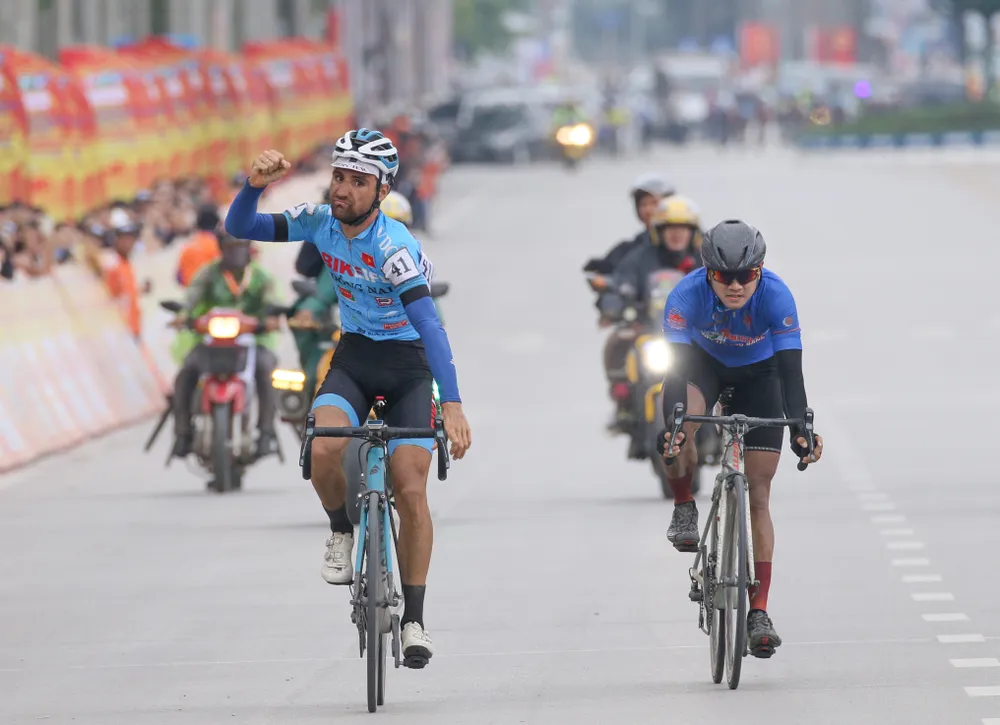 Pha ăn mừng chiến thắng của Loic