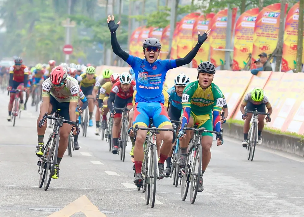 Nguyễn Tấn Hoài ăn mừng chiến thắng. Ảnh: HOÀNG HÙNG