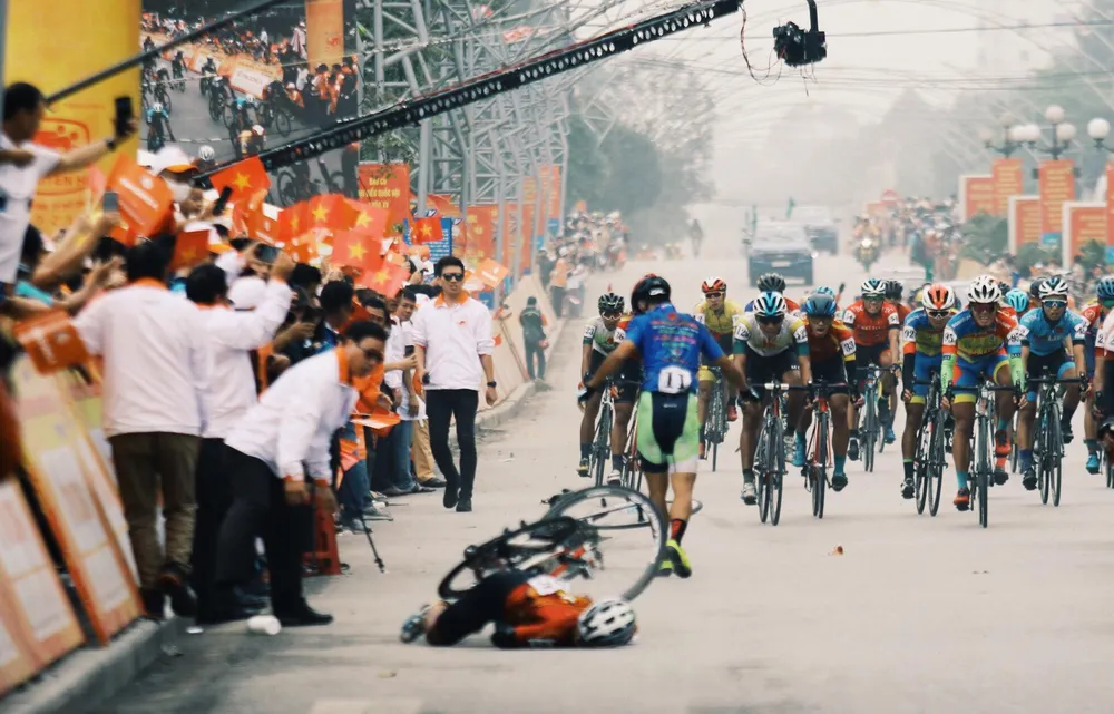 Phan Tuấn Vũ về nhất trong chặng đua có sự cố té ngã ở đích đến ảnh 3
