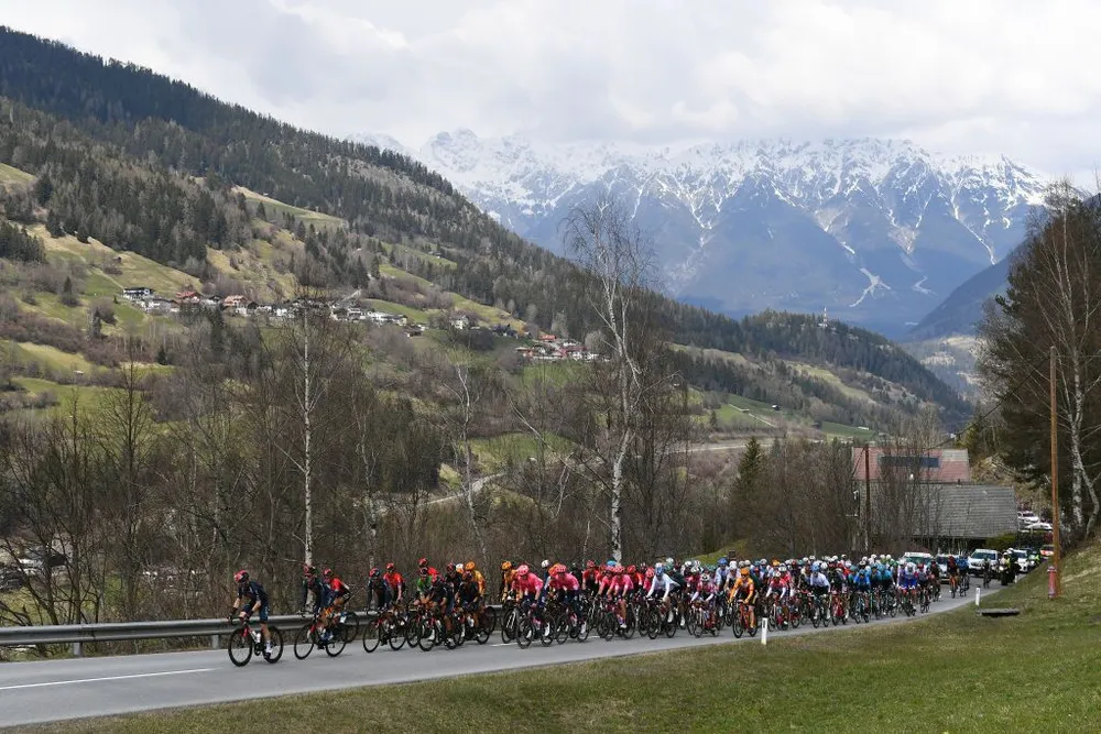 Màn solo gây “choáng” của Simon Yates leo lên đứng đầu giải xe đạp Tour of Alps 2021 ảnh 1