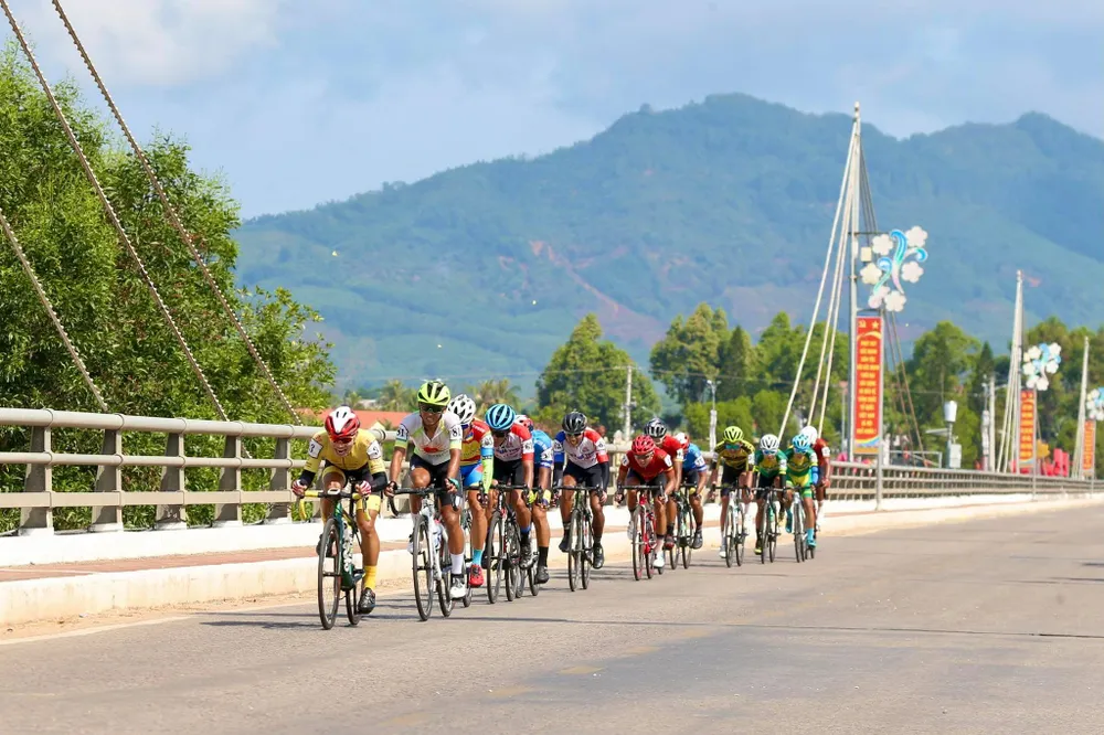 Loic bảo vệ Áo vàng ngoạn mục trong màn rượt đuổi tốc độ kịch tính ảnh 1