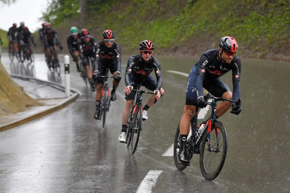 Rohan Dennis té ngã, mất áo vàng giải xe đạp Tour de Romandie ảnh 1