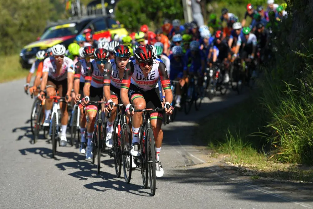 Đội Ineos Grenadiers thể hiện sức mạnh đường đèo thống trị Volta ao Algarve 2021 ảnh 1