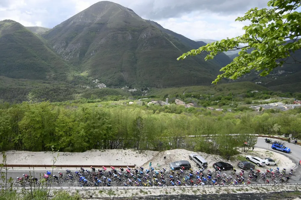 Áo hồng giải xe đạp Giro d’Italia tiếp tục đổi chủ ảnh 1