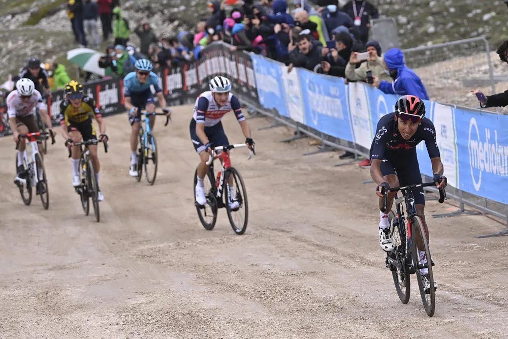 Cựu áo vàng Tour de France Egan Bernal lần đầu thắng chặng ở Grand Tour ảnh 2