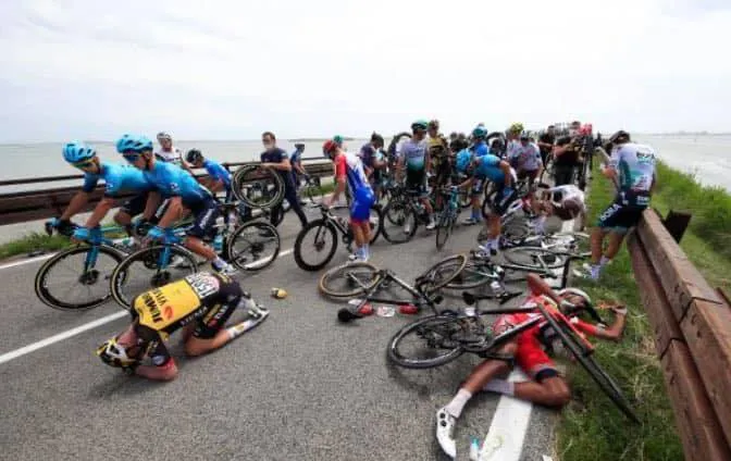 Nhiều tay đua phải bỏ cuộc do tai nạn