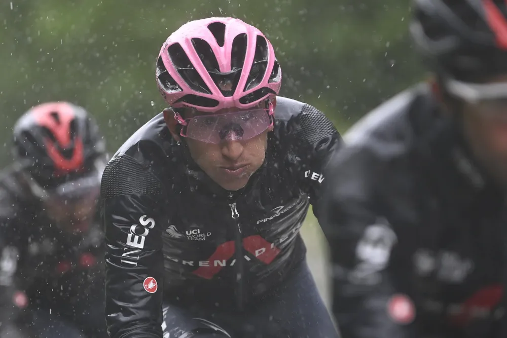 Áo hồng Egan Bernal thắng lớn trong chặng đua phải cắt lộ trình vì mưa gió ảnh 1