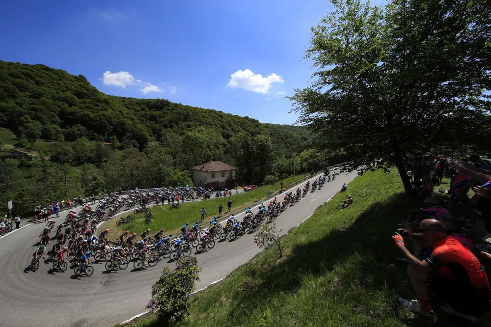 Đòn cảnh cáo của Simon Yates đối với Áo hồng Bernal ảnh 1