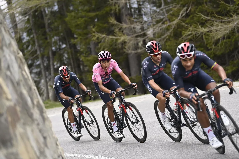 Động lực nào giúp Damiano Caruso đánh bại Egan Bernal trên đỉnh Alpe Motta ảnh 2