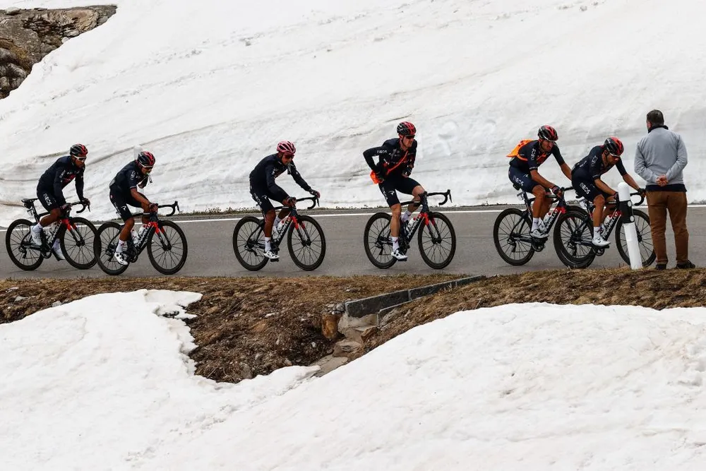 Động lực nào giúp Damiano Caruso đánh bại Egan Bernal trên đỉnh Alpe Motta ảnh 1