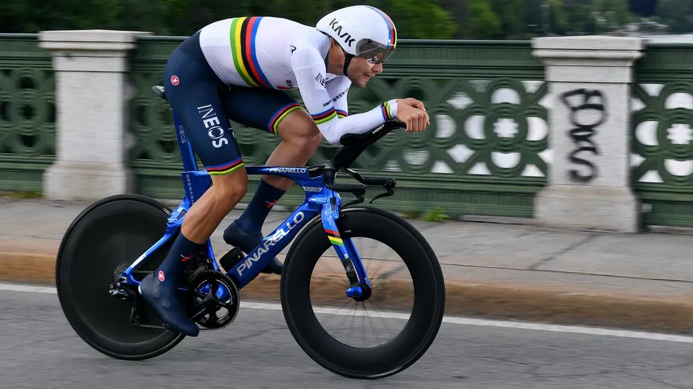Egan Bernal đăng quang Giro d’Italia trong ngày Ganna chạy cá nhân tính giờ 53,8 km/giờ ảnh 1
