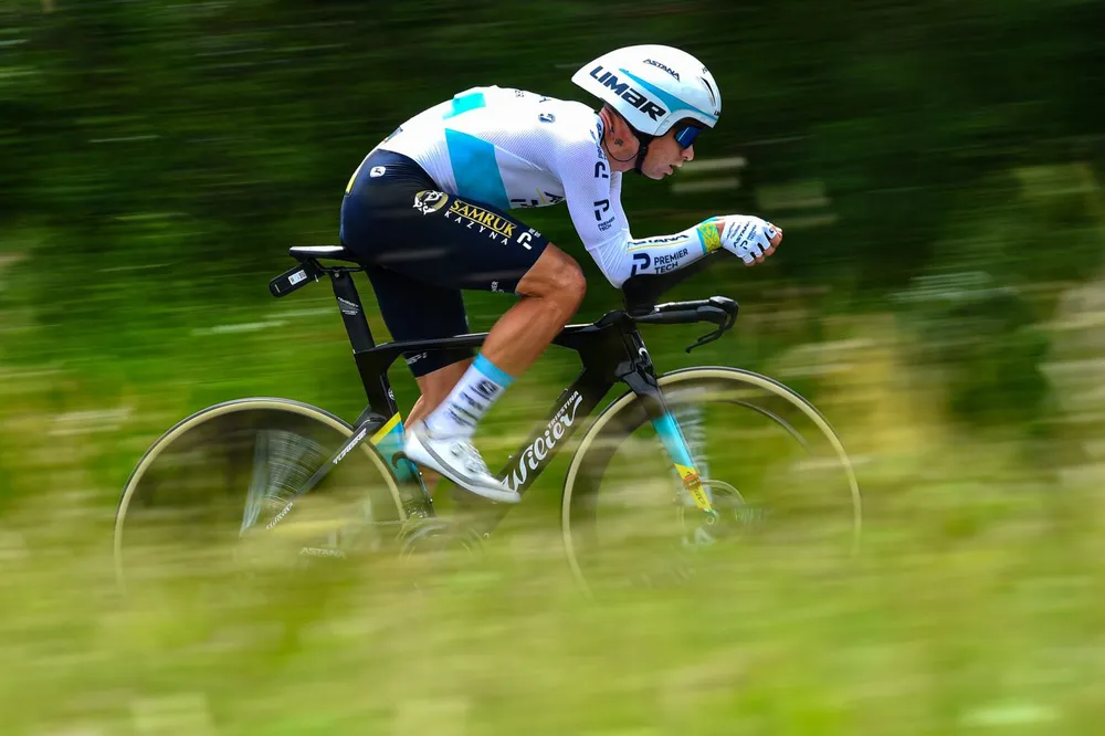 Lutsenko thắng chặng cá nhân tính giờ để kém áo vàng đúng 1 giây ảnh 1