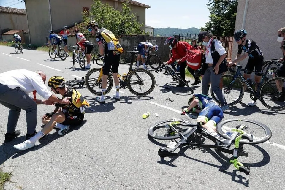 Geraint Thomas bất ngờ khai chiến rút ngắn khoảng cách với Áo vàng Lukas Pöstlberger ảnh 2