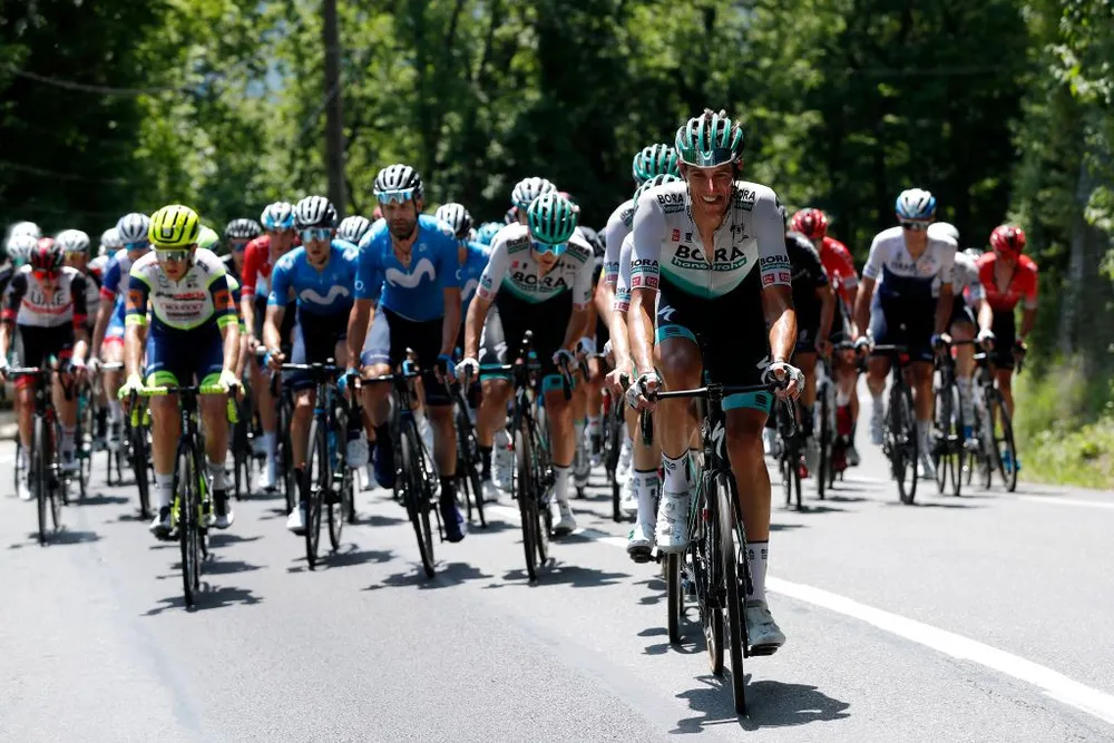 Alexey Lutsenko lật đổ áo vàng thành công ở chặng đường đèo ảnh 1