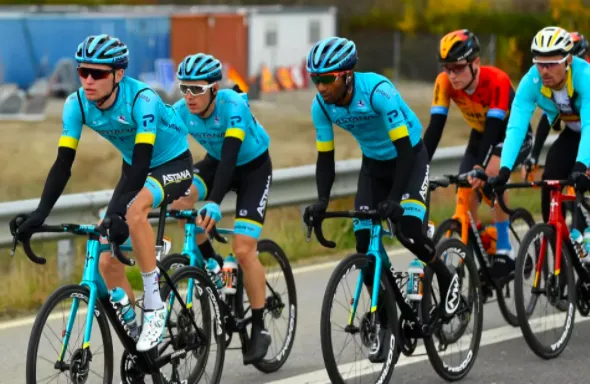 Đội đua Astana-Premier Tech “nội chiến thượng tầng” ngay trước Tour de France ảnh 2