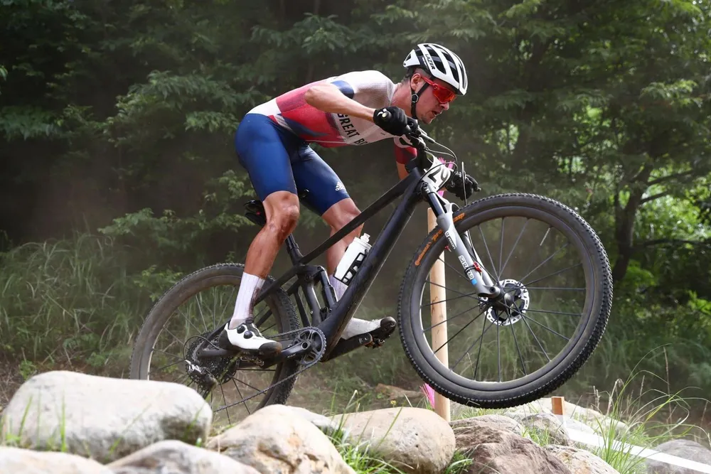 Tom Pidcock giành HCV xe đạp địa hình Olympic dù mới gãy xương vai ảnh 2