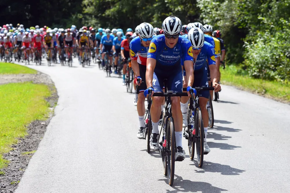 Deceuninck–Quick-Step vất vả bảo vệ áo vàng cho João Almeida ảnh 2