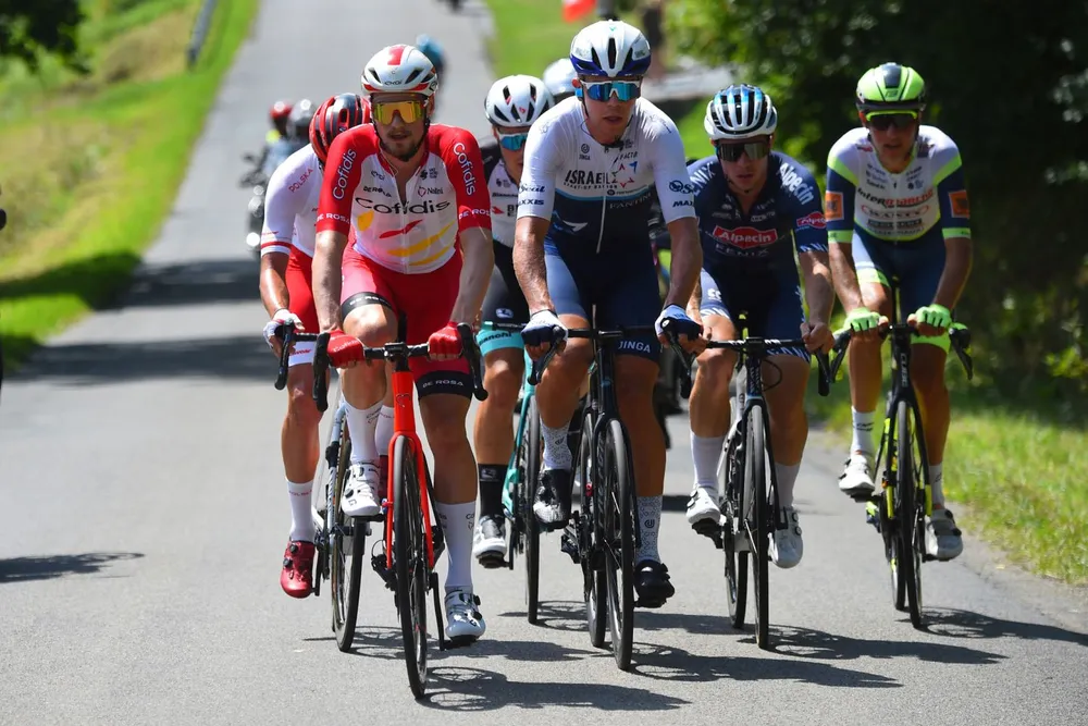 Deceuninck–Quick-Step vất vả bảo vệ áo vàng cho João Almeida ảnh 1