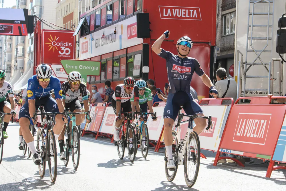 Jasper Philipsen ăn mừng chiến thắng ở đích đến