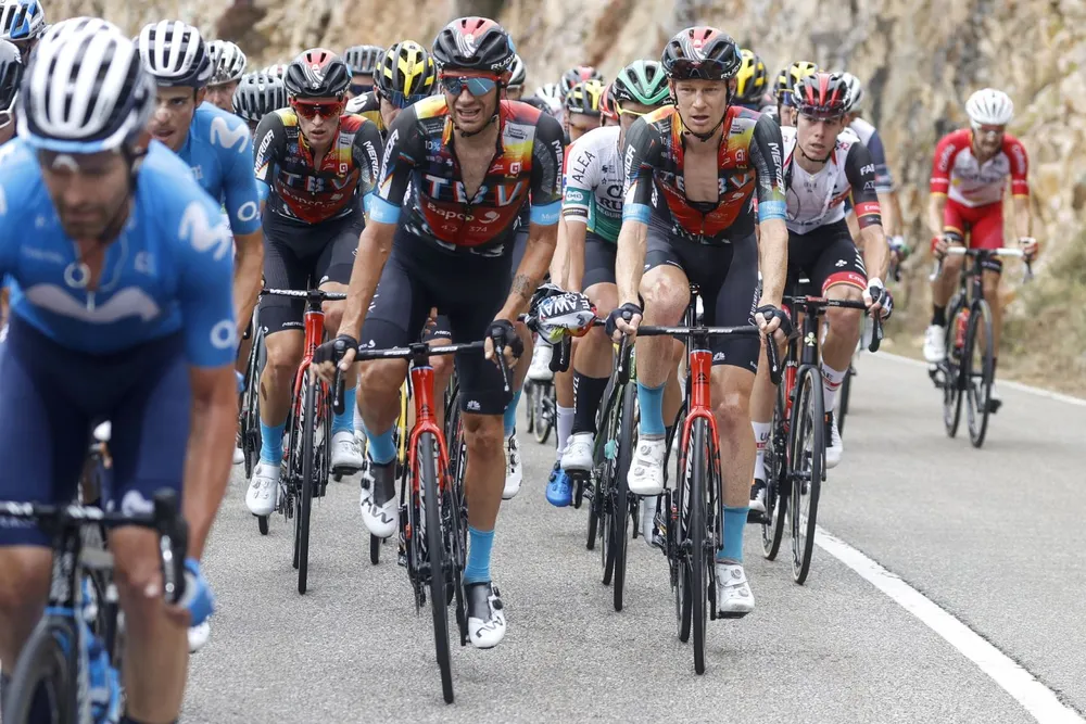 Miguel Angel Lopez chiến thắng trên đỉnh đèo dựng đứng mù sương ảnh 1