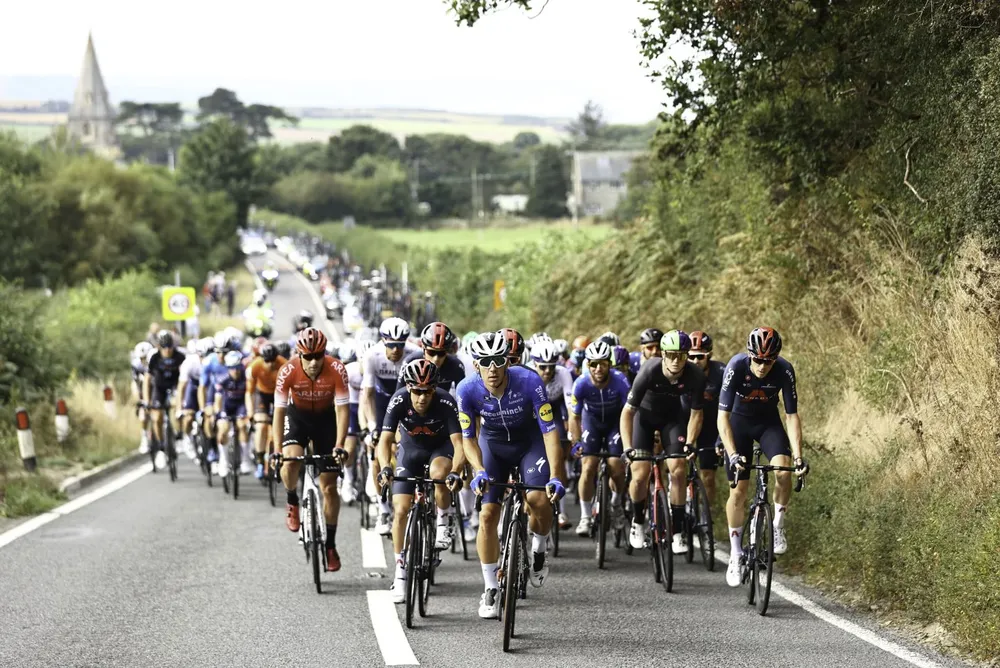 Wout van Aert thắng chặng đòi lại áo xanh dương ảnh 3