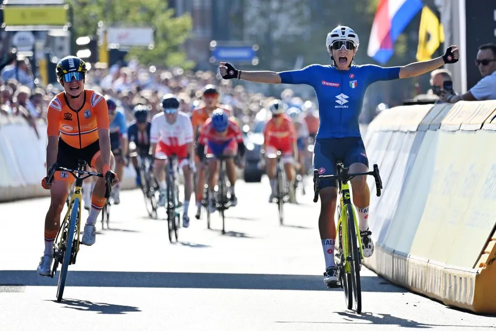 Elisa Balsamo chiến thắng Marianne Vos trong màn đọ nước rút