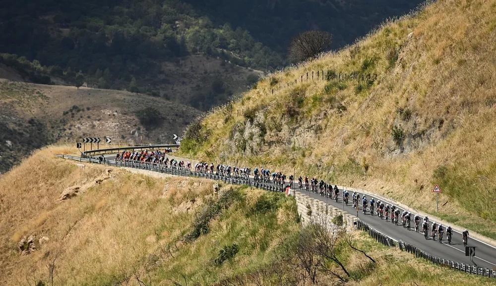 “Lão tướng” Alejandro Valverde lật đổ áo đỏ vàng của Molano ảnh 1