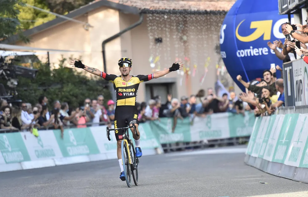 Primoz Roglic mừng chiến thắng Giro dell'Emilia 2021