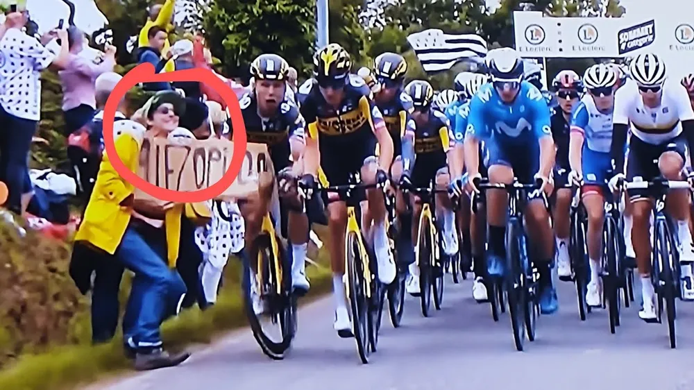 Tony Martin (Jumbo-Visma) va vào tấm biển gây tai nạn hàng loạt