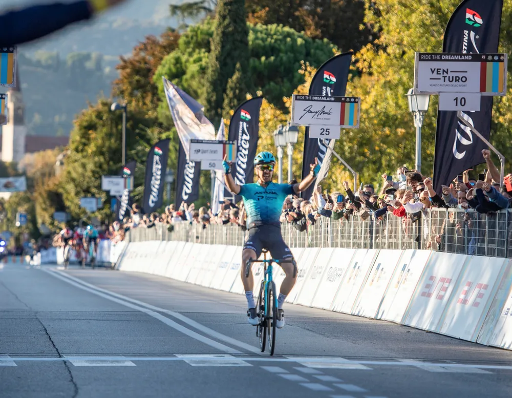 Samuele Battistella solo về đích mừng chiến thắng