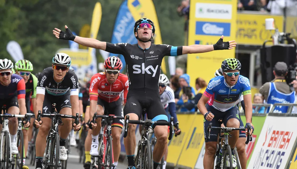 Elia Viviani từng thành danh trong màu áo Sky (tiền thân của Ineos Grenadiers)