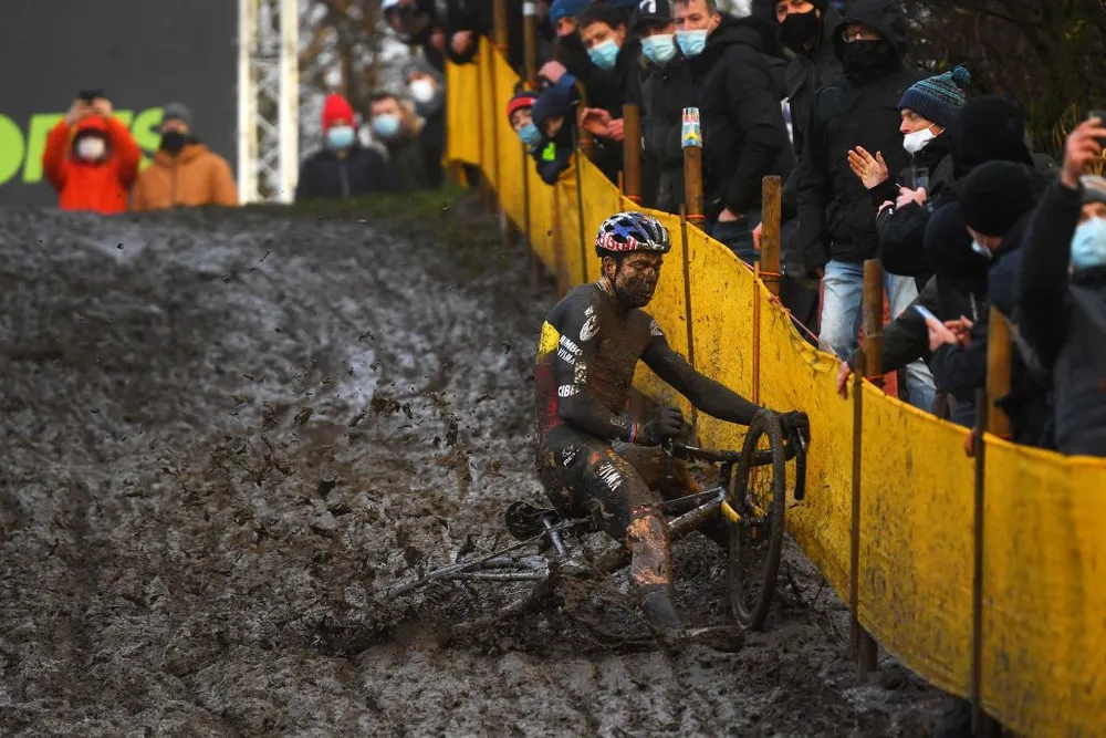 Té ngã, Wout van Aert vẫn thắng Superprestige Boom ảnh 2
