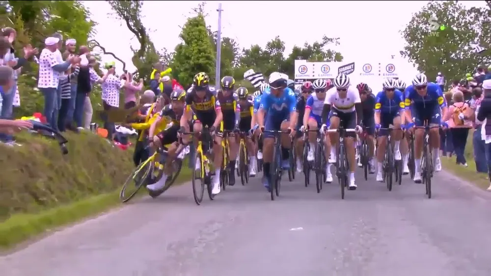 Quý cô 'Opi-Omi' thoát án tù vì gây tai nạn ở Tour de France 2021 ảnh 1