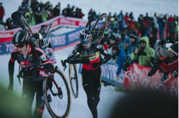 Wout Van Aert thắng cuộc đua tuyết trắng ảnh 2