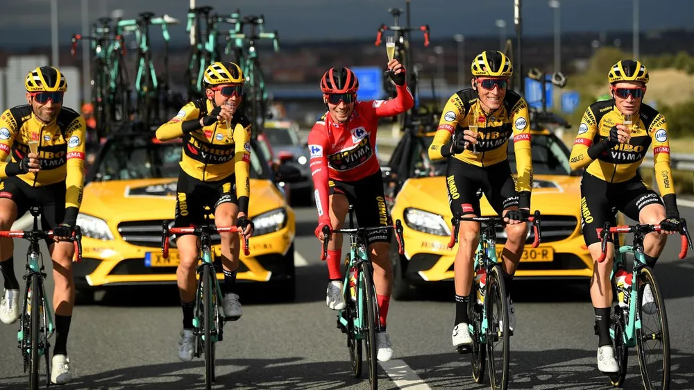 Primoz Roglic (áo đỏ) là tay đua chủ lực của Jumbo-Visma