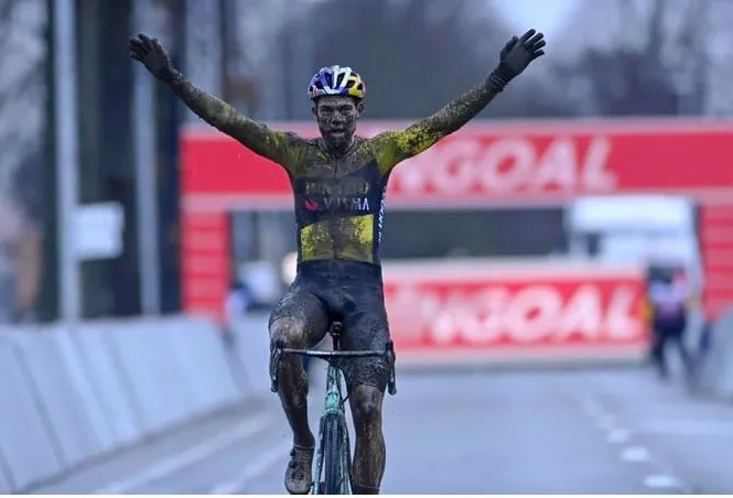 Wout Van Aert ghi dấu ấn tại Dendermonde World Cup ảnh 3